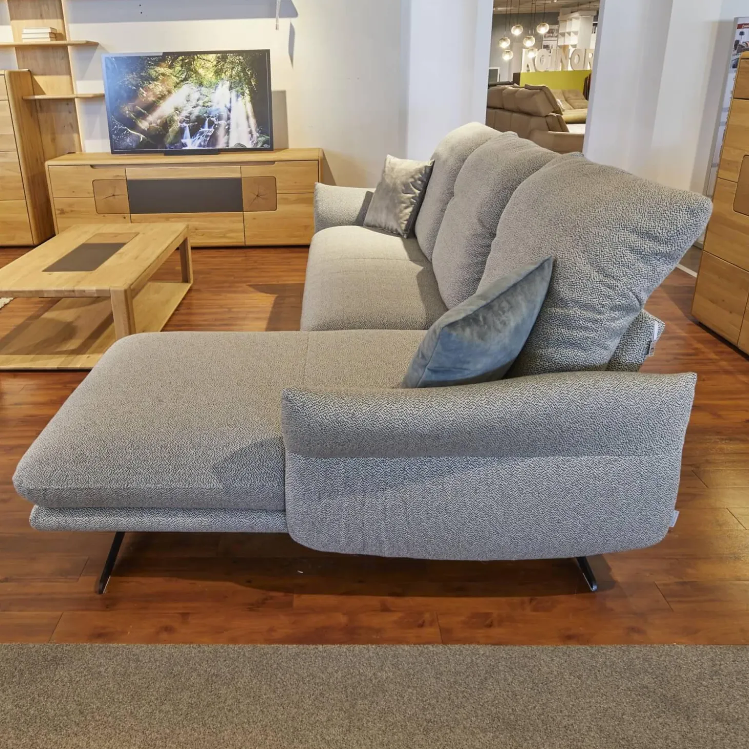 Ecksofa Willoow Bezug Stoff Silver Grey 01022 Metallkufe Schwarz FT9 M99 Inklusive Sitztiefenverstellung Und 2 Kissen