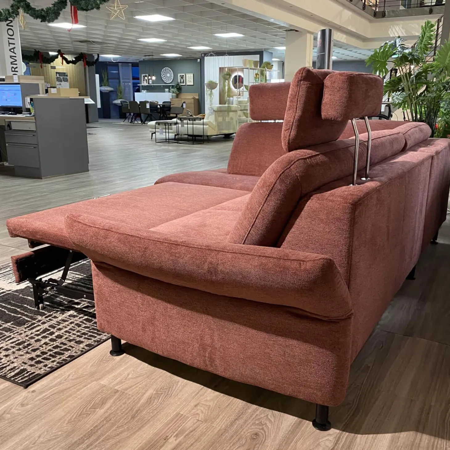 Ecksofa ZE EM20010 Stoff Cyber Barolo Rot Füße Aluminium Schwarz Pulverbeschichtet Inklusive 2 Kopfstützen