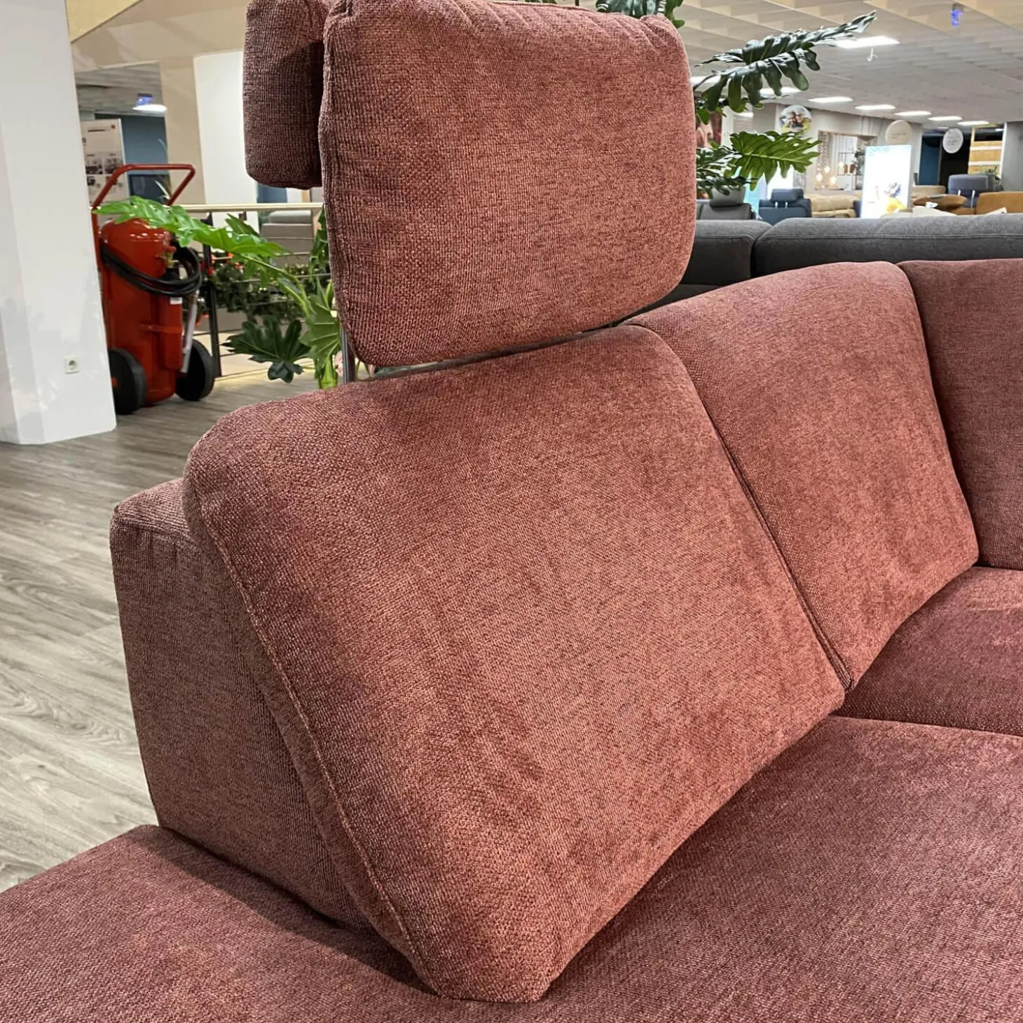 Ecksofa ZE EM20010 Stoff Cyber Barolo Rot Füße Aluminium Schwarz Pulverbeschichtet Inklusive 2 Kopfstützen