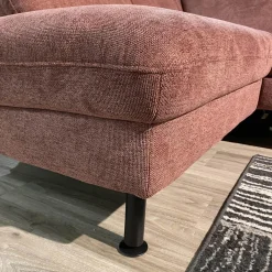 Ecksofa ZE EM20010 Stoff Cyber Barolo Rot Füße Aluminium Schwarz Pulverbeschichtet Inklusive 2 Kopfstützen