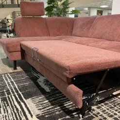 Ecksofa ZE EM20010 Stoff Cyber Barolo Rot Füße Aluminium Schwarz Pulverbeschichtet Inklusive 2 Kopfstützen
