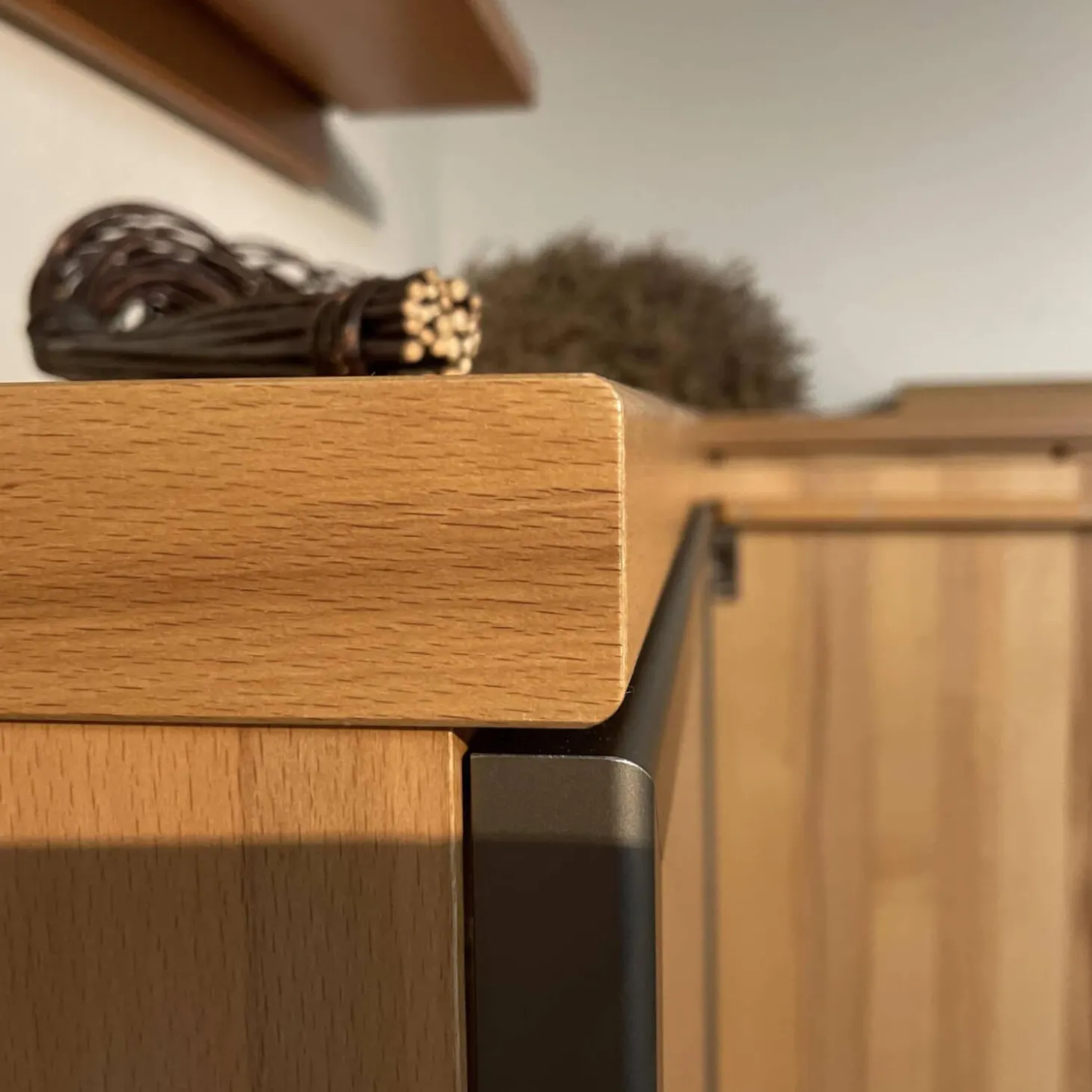 Eck-Wohnwand FINO Kernbuche Furniert Mit Glaselementen Und Spiegelrückwänden