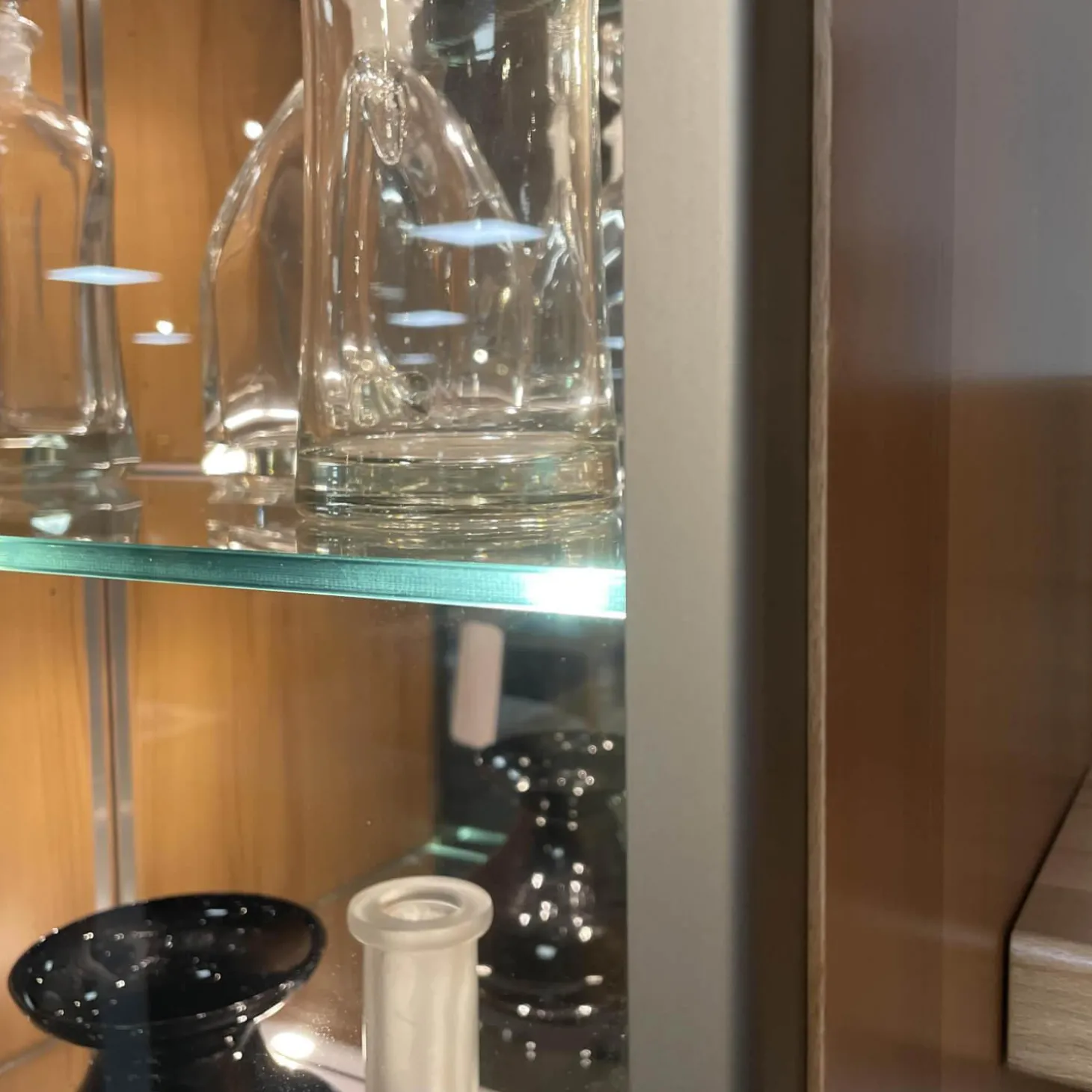 Eck-Wohnwand FINO Kernbuche Furniert Mit Glaselementen Und Spiegelrückwänden