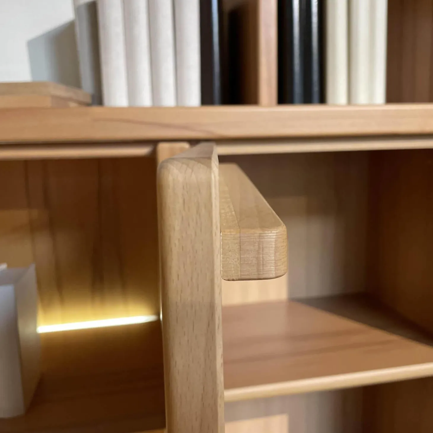 Eck-Wohnwand FINO Kernbuche Furniert Mit Glaselementen Und Spiegelrückwänden