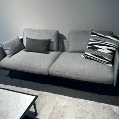 Einzelsofa Liv Smart aus Stoff 18 100 Schwarz Weiß Füße Metall Tiefschwarz Pulverbeschichtet