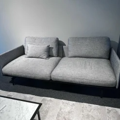 Einzelsofa Liv Smart aus Stoff 18 100 Schwarz Weiß Füße Metall Tiefschwarz Pulverbeschichtet