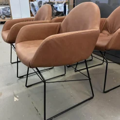 4er Set Armlehnenstuhl Step Leder 2 13 Cognac Braun Gestell Stahl Schwarz Pulverbeschichtet