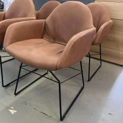 4er Set Armlehnenstuhl Step Leder 2 13 Cognac Braun Gestell Stahl Schwarz Pulverbeschichtet