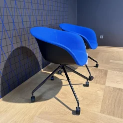 2-er Set Armlehnsessel Duna 02 4217 Stoff Jet Fidvi Blau Gestell Aluminium Schwarz Lackiert Spinnenfuß Mit Selbstbremsenden Rollen