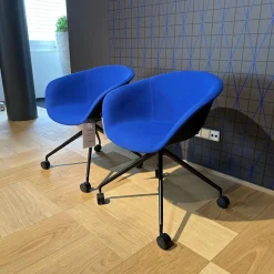 2-er Set Armlehnsessel Duna 02 4217 Stoff Jet Fidvi Blau Gestell Aluminium Schwarz Lackiert Spinnenfuß Mit Selbstbremsenden Rollen