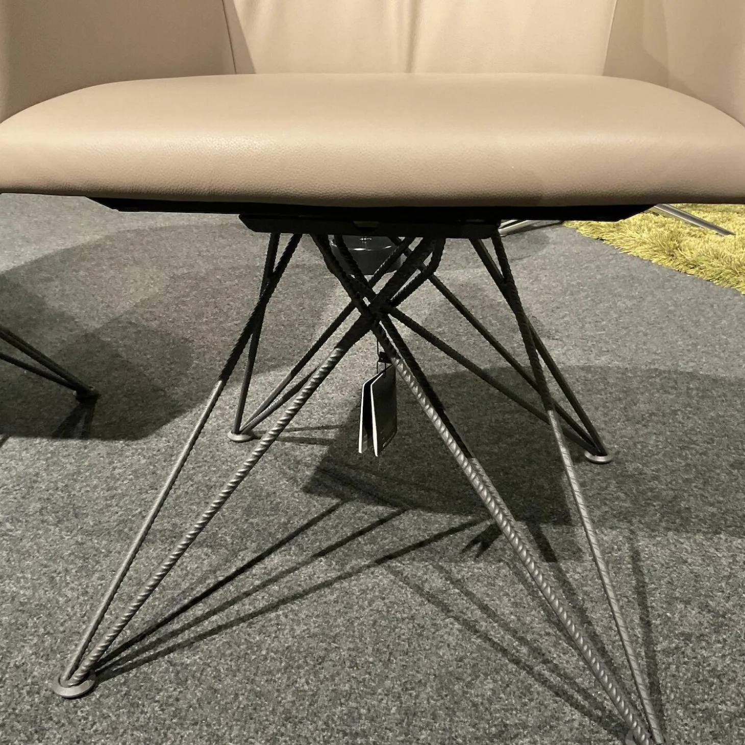 2er Set Armlehnstuhl Flaminia Softleder 951 Castoro Beige Gestell Stahl Graphit