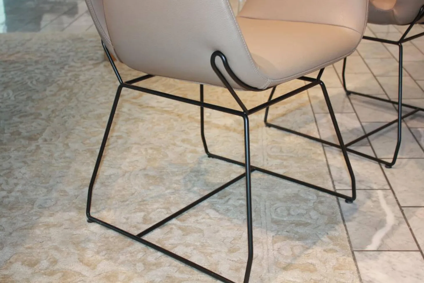 4er Set Armlehnstuhl Kasaar Leder Stone Beige Gestell Eisen Schwarz Beschichtet