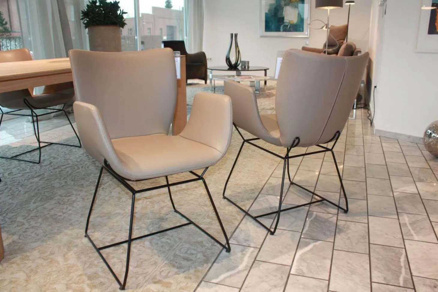 4er Set Armlehnstuhl Kasaar Leder Stone Beige Gestell Eisen Schwarz Beschichtet