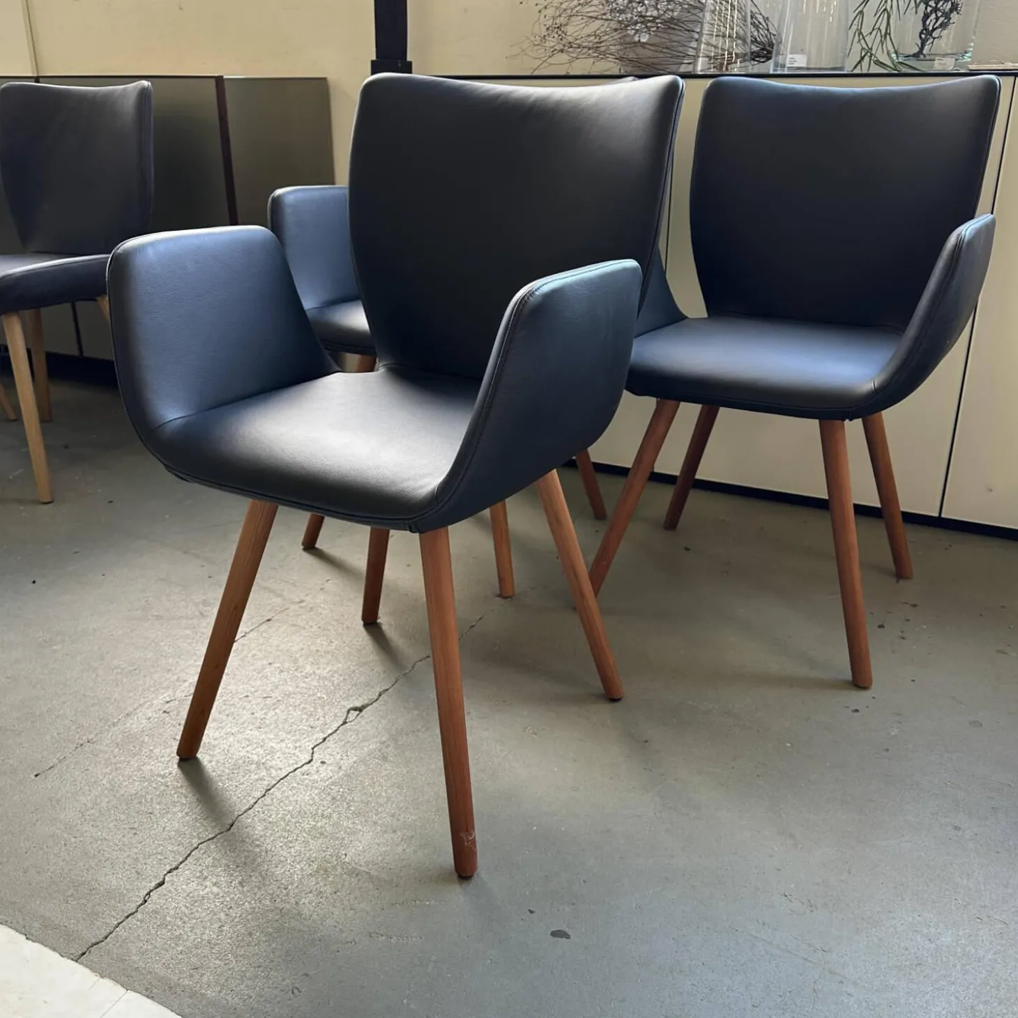 3er Set Armlehnstuhl Kasaar Leder Genua 0500 Schwarz Gestell Black Cherry Natur Geölt