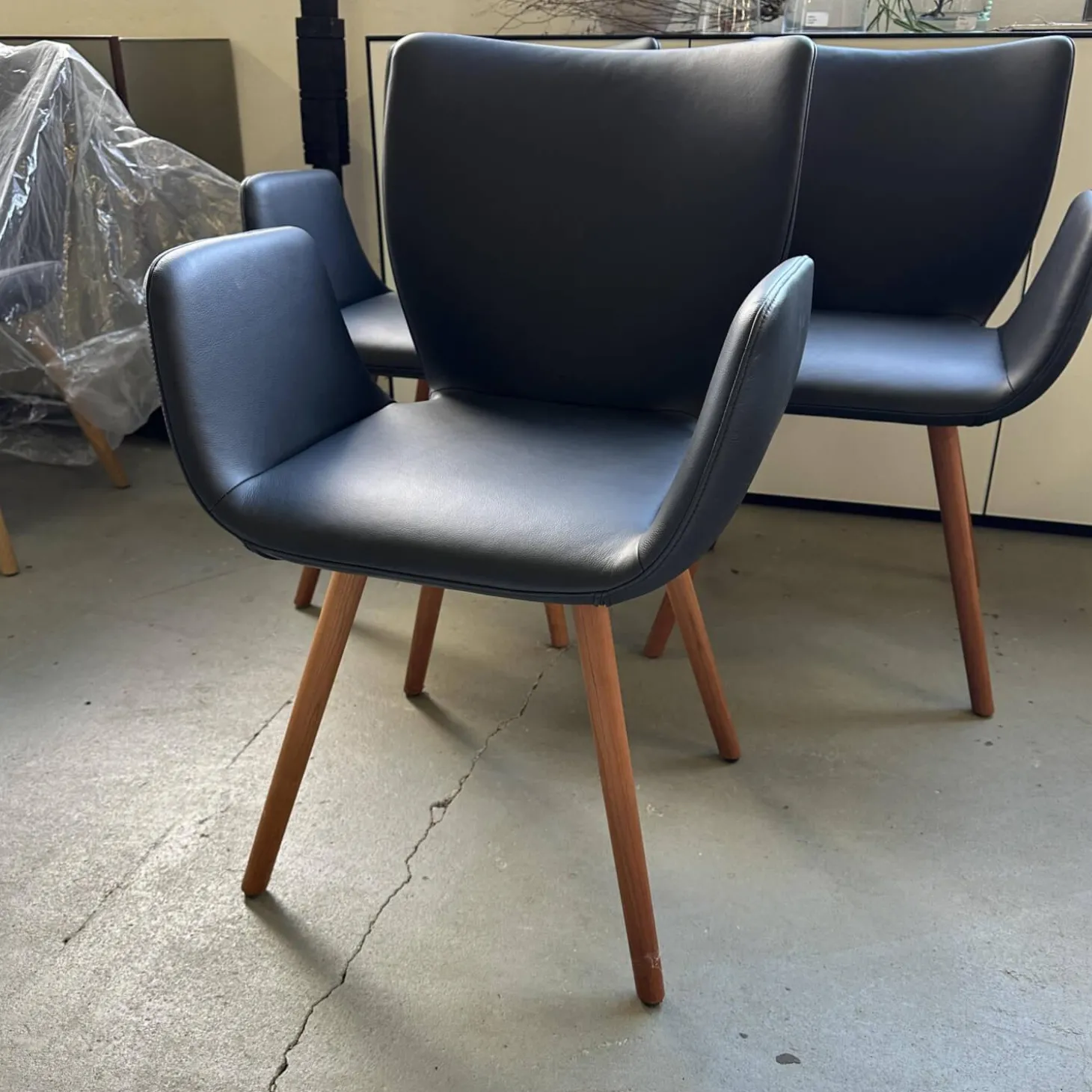 3er Set Armlehnstuhl Kasaar Leder Genua 0500 Schwarz Gestell Black Cherry Natur Geölt