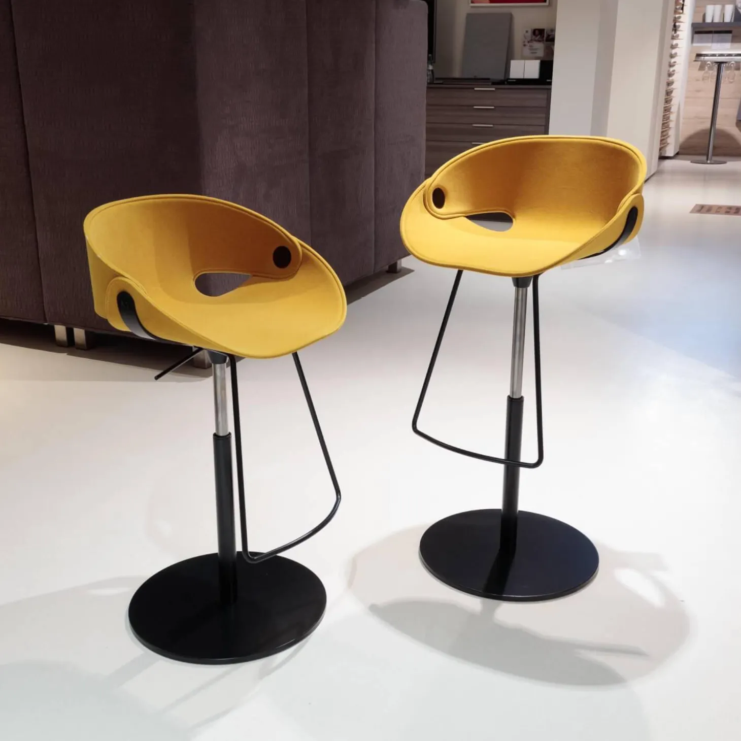 2er Set Barhocker Flat Stool Sitzschale Nordic Acqua Clean Gelb Bodenplatte Und Säule Stahl Matt Schwarz