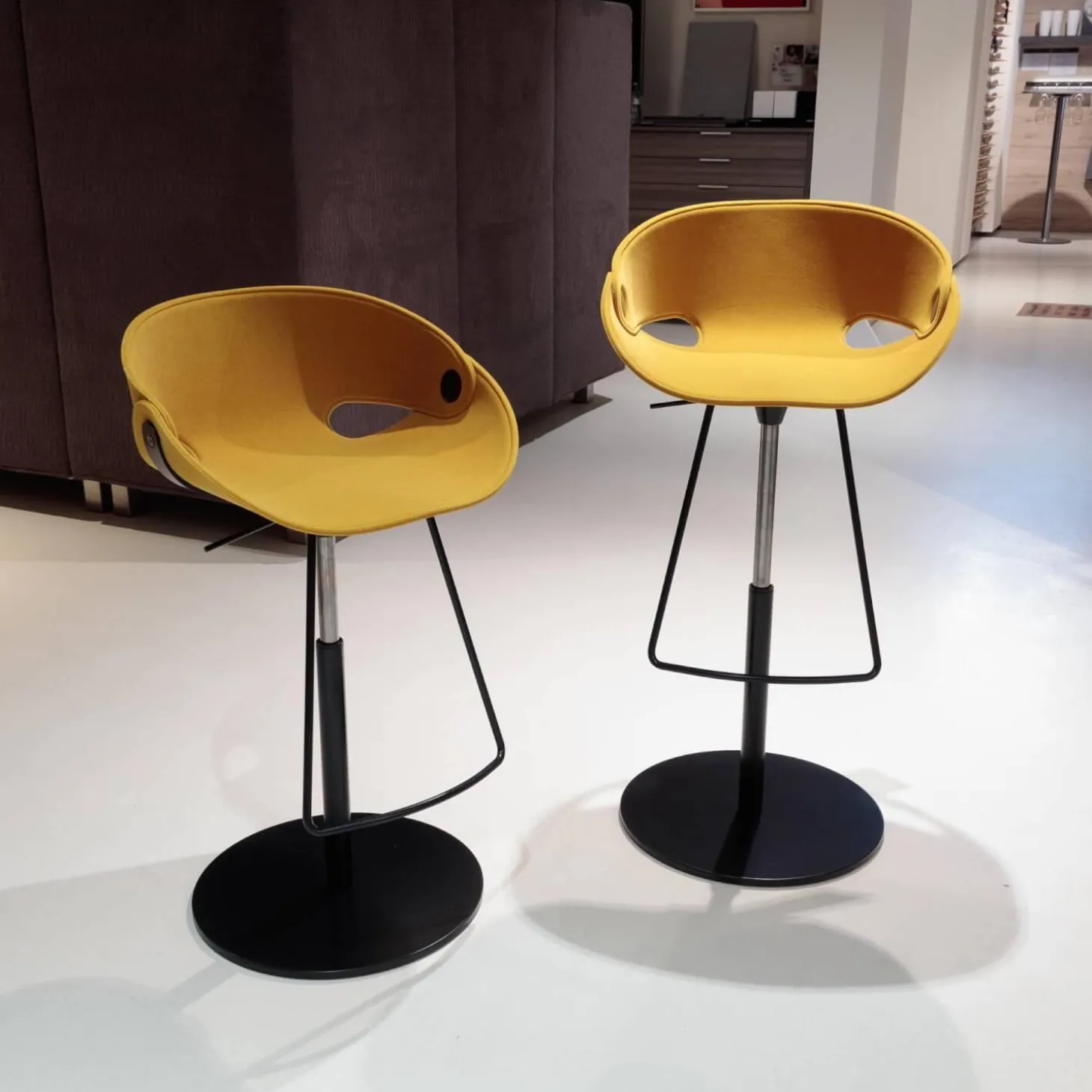 2er Set Barhocker Flat Stool Sitzschale Nordic Acqua Clean Gelb Bodenplatte Und Säule Stahl Matt Schwarz