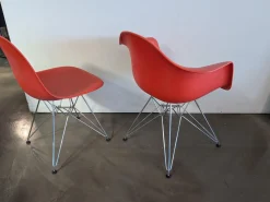 2er Set Eames Plastic Sidechair Und Armchair Sitzschale Kunststoff Oxidrot Rot Gestell Metall Verchromt