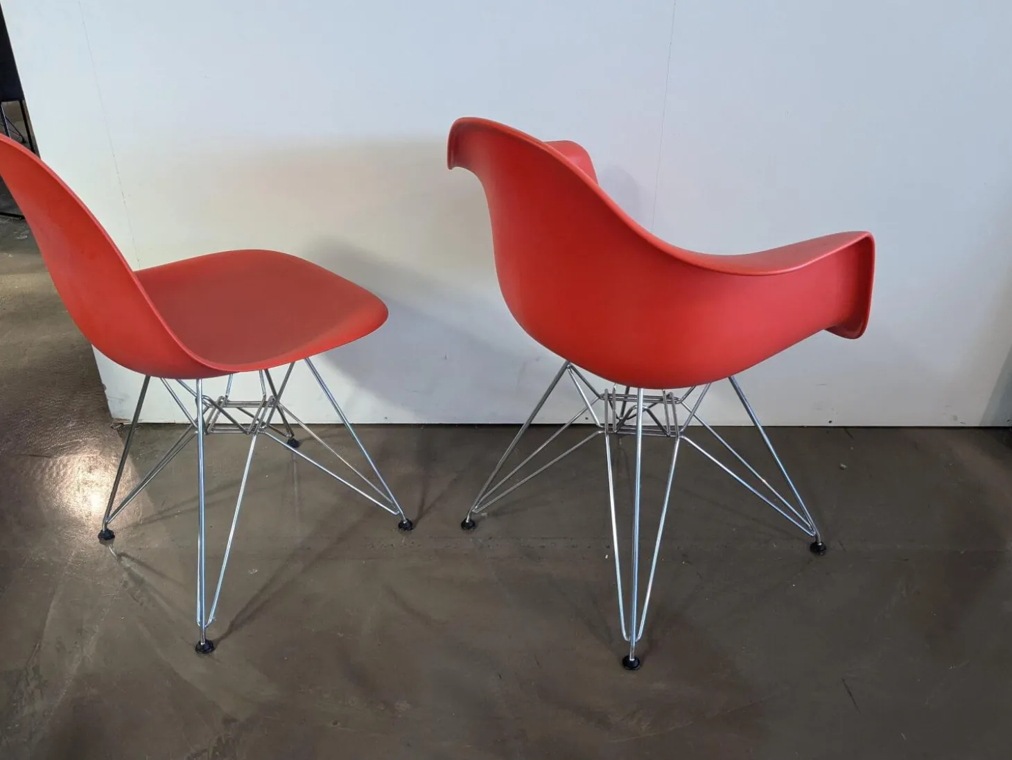 2er Set Eames Plastic Sidechair Und Armchair Sitzschale Kunststoff Oxidrot Rot Gestell Metall Verchromt