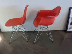 2er Set Eames Plastic Sidechair Und Armchair Sitzschale Kunststoff Oxidrot Rot Gestell Metall Verchromt