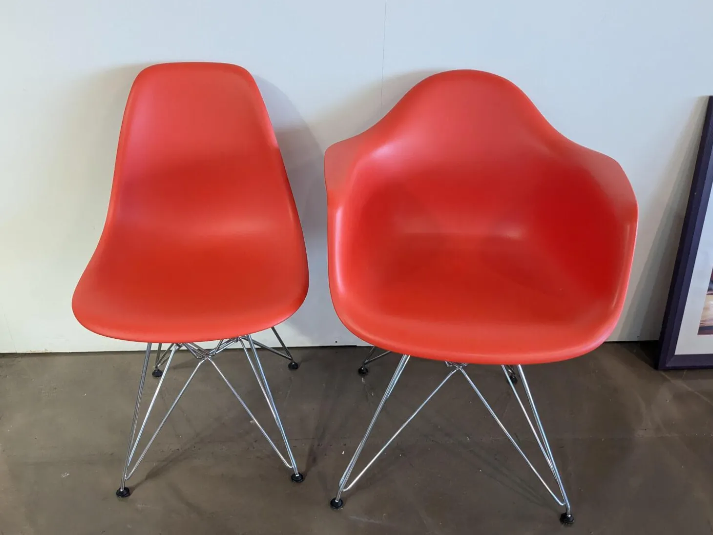 2er Set Eames Plastic Sidechair Und Armchair Sitzschale Kunststoff Oxidrot Rot Gestell Metall Verchromt