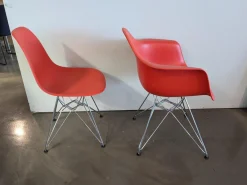 2er Set Eames Plastic Sidechair Und Armchair Sitzschale Kunststoff Oxidrot Rot Gestell Metall Verchromt