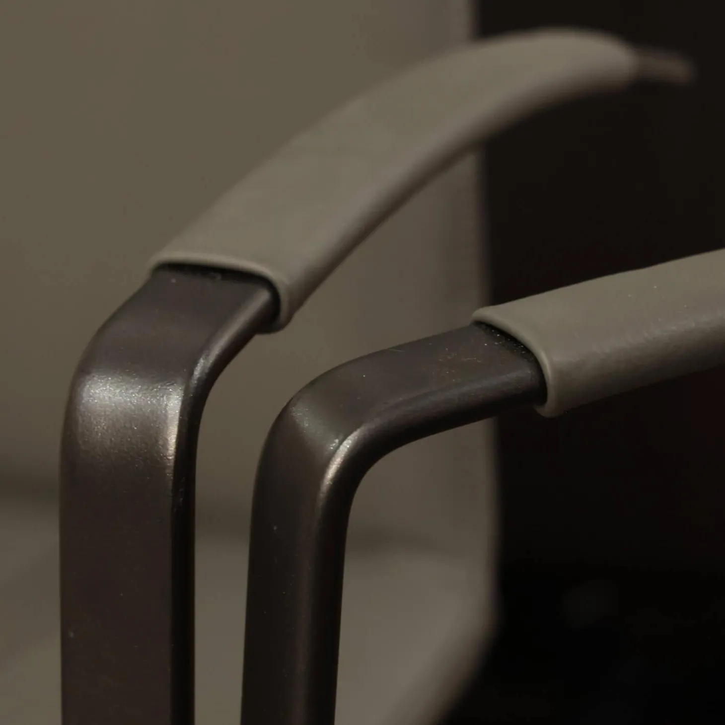 2er Set Freischwinger Kama Leder Hermes H-008 Anthracite Anthrazit Gestell Metall Schwarz Pulverbeschichtet