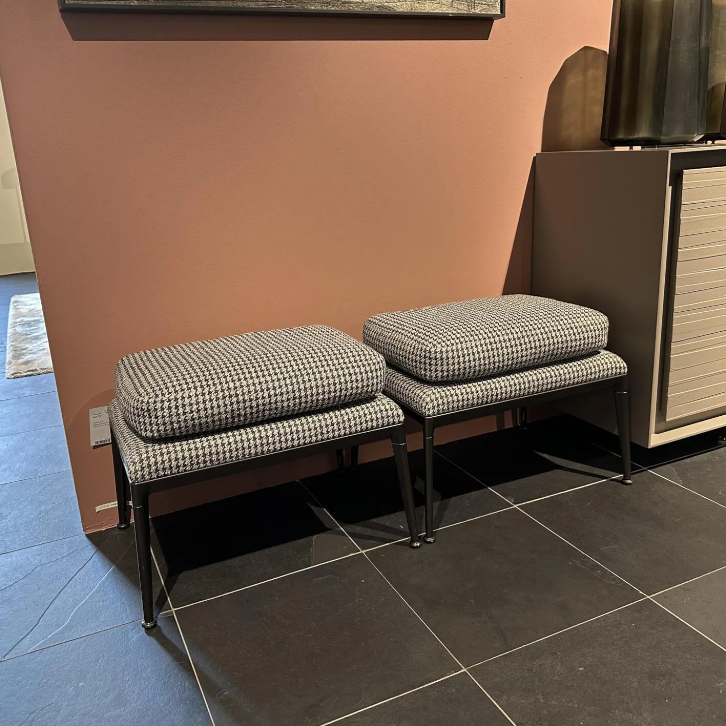 2-er Set Hocker Mirto Stoff Scozia 2489151 Grau Füße Schwarzchrom Lackiert