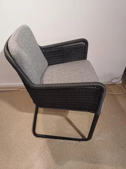 4er Set Stuhl D43 Armlehner Stoff Hallingdal Fb 130 Anthrazit Geflecht Anthrazit Gestell Schwarz Pulverbeschichtet