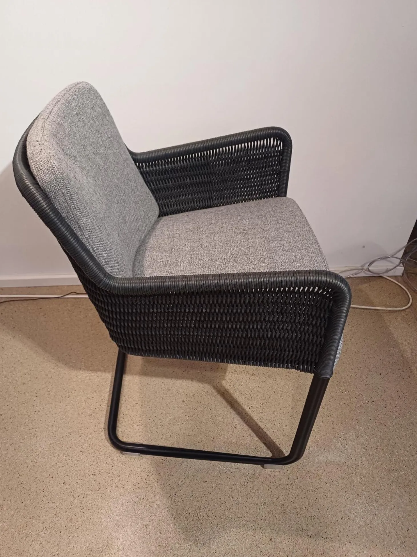 4er Set Stuhl D43 Armlehner Stoff Hallingdal Fb 130 Anthrazit Geflecht Anthrazit Gestell Schwarz Pulverbeschichtet