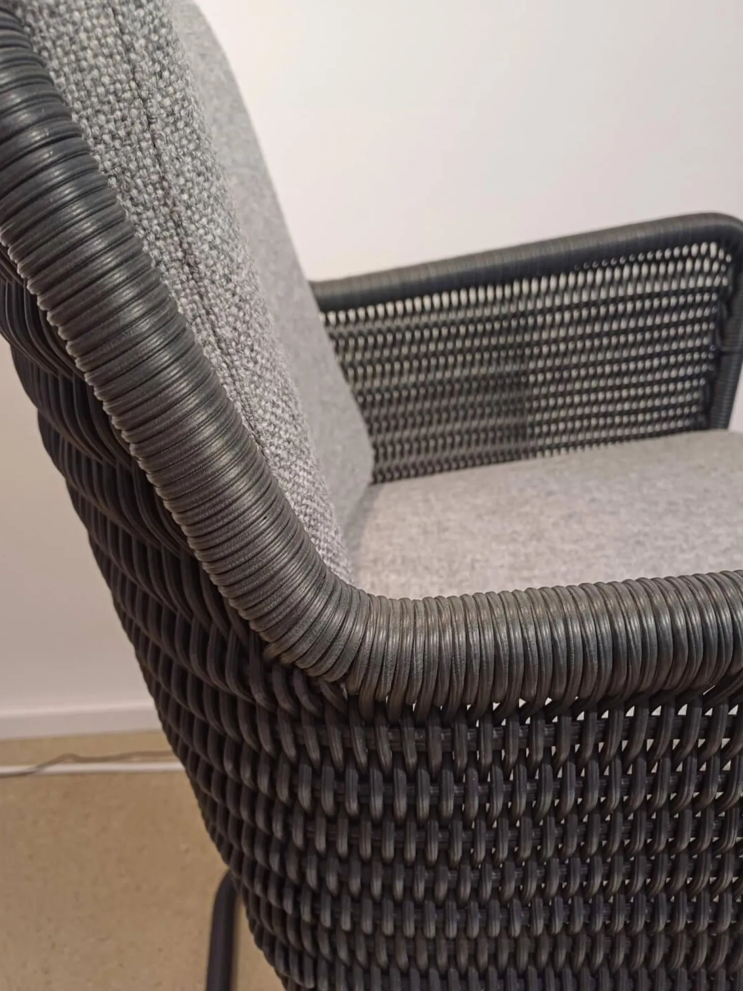 4er Set Stuhl D43 Armlehner Stoff Hallingdal Fb 130 Anthrazit Geflecht Anthrazit Gestell Schwarz Pulverbeschichtet