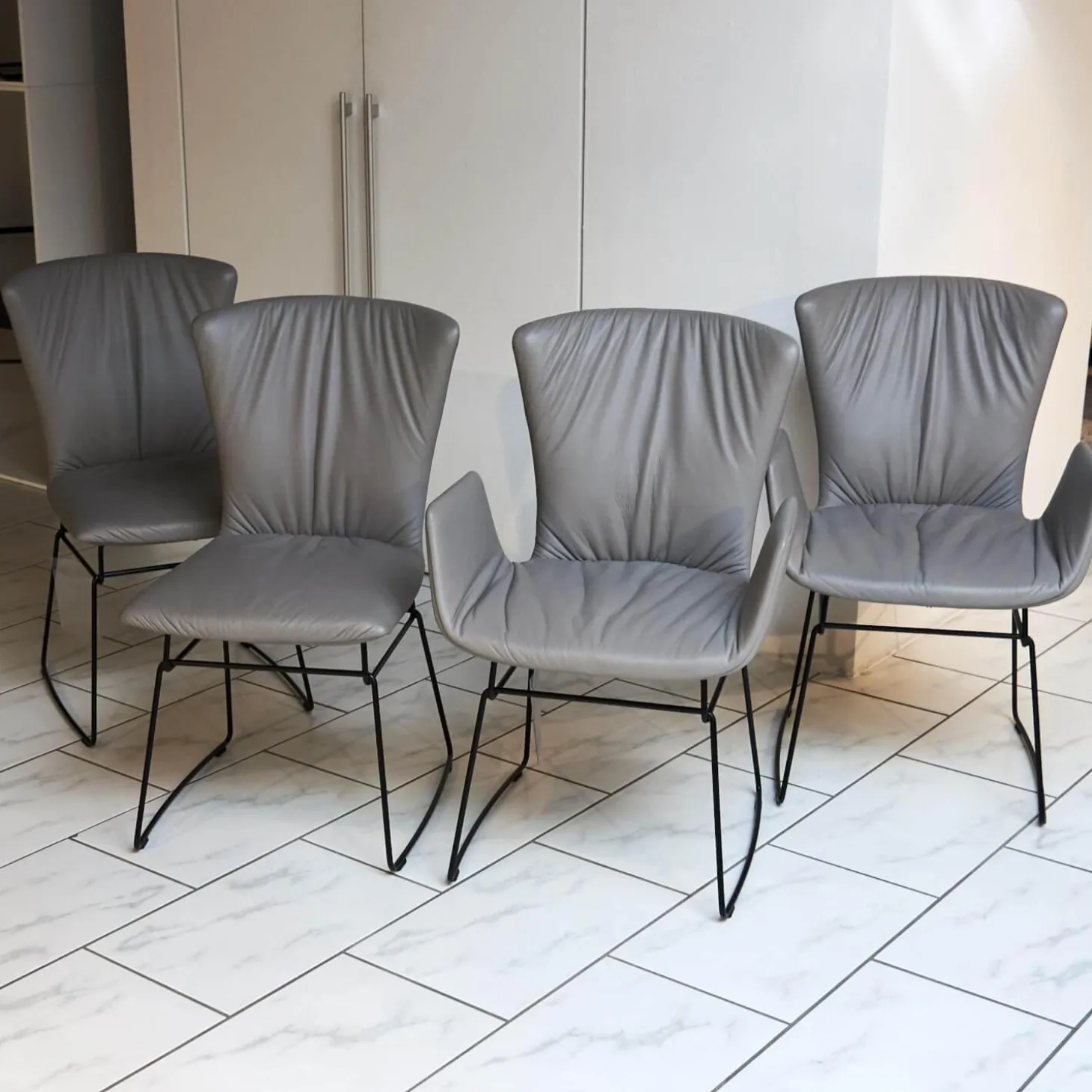 4er Set Stuhl Dexter 2057-I Leder II Elmosoft 11049 Grau Drahtgestell Schwarz