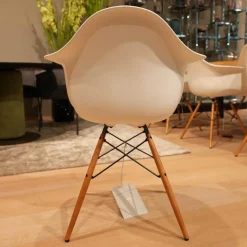 6er Set Stuhl Eames Plastic Armchair DAW Polypropylen Weiß Holzuntergestell Ahorn Gelblich Mit Verstrebungen
