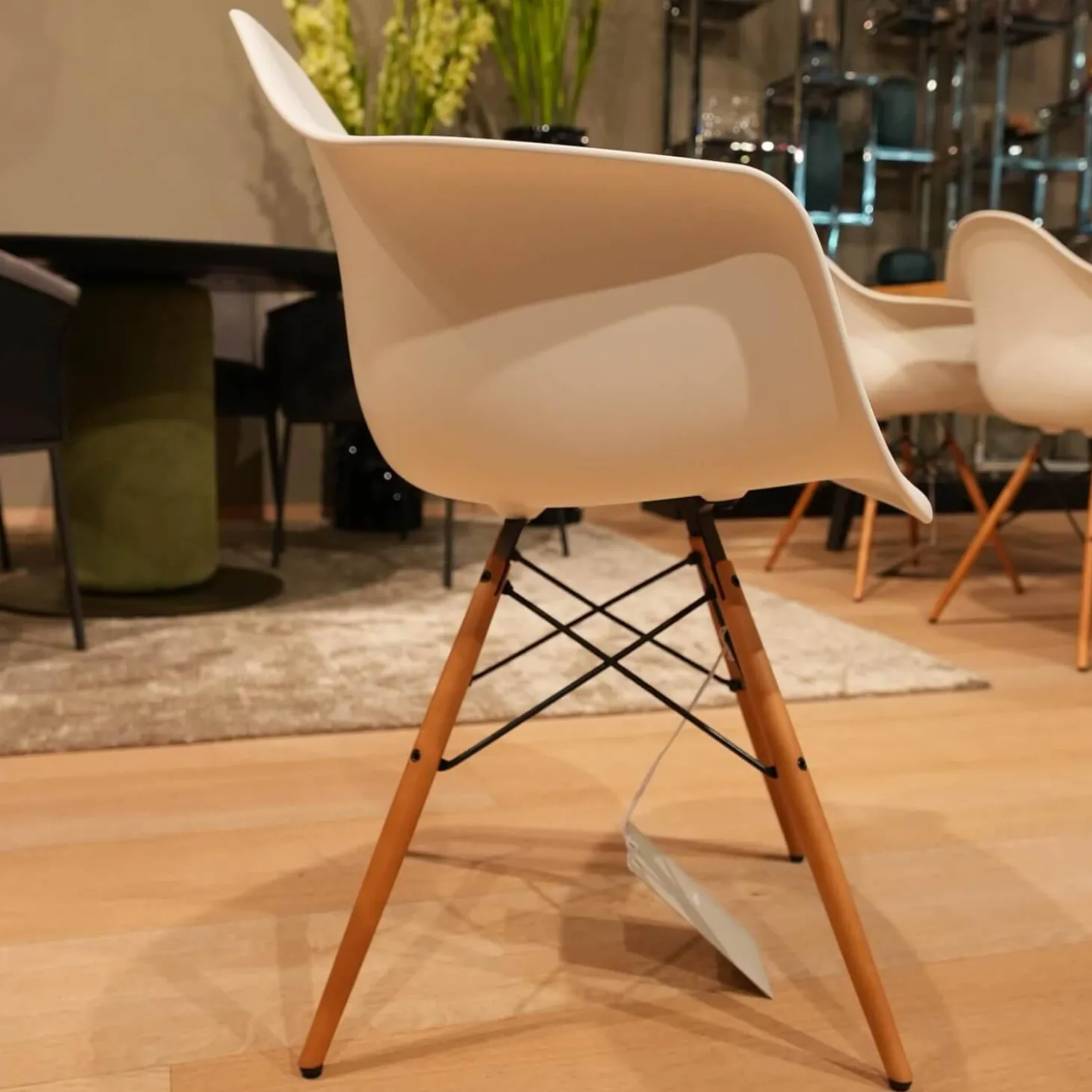 6er Set Stuhl Eames Plastic Armchair DAW Polypropylen Weiß Holzuntergestell Ahorn Gelblich Mit Verstrebungen