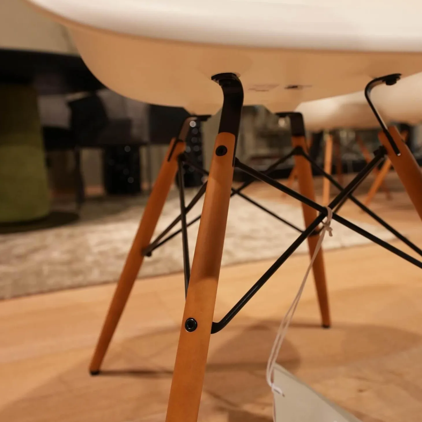 6er Set Stuhl Eames Plastic Armchair DAW Polypropylen Weiß Holzuntergestell Ahorn Gelblich Mit Verstrebungen