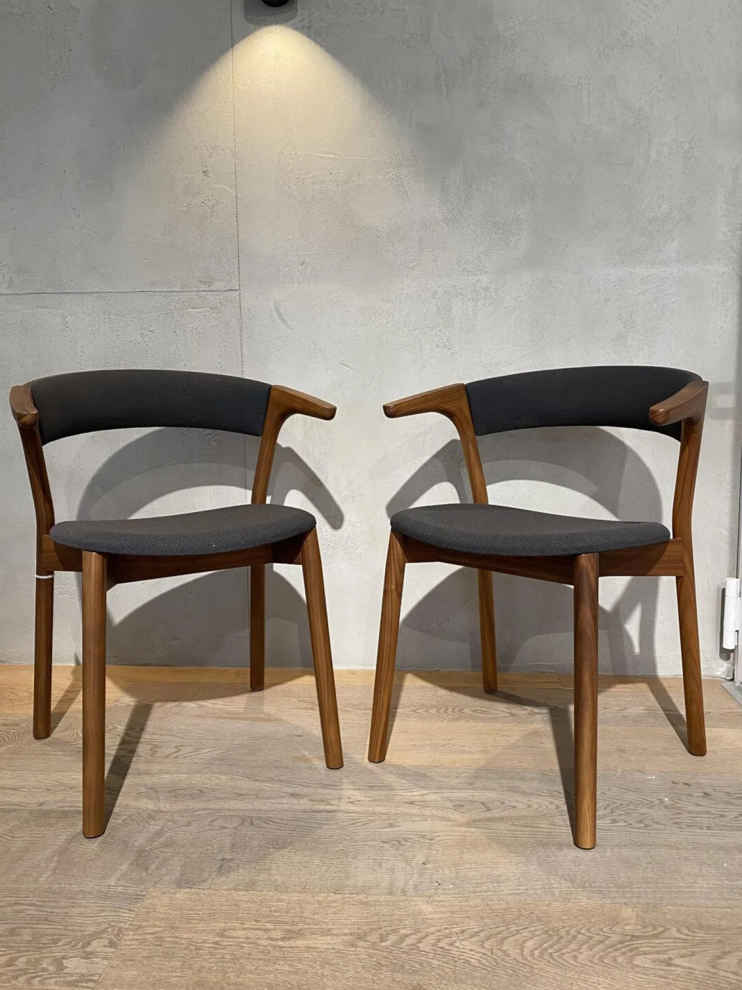 2er Set Stuhl Embra Stoff Steelcut Trio 383 Grau Gestell Nussbaum Natur Lackiert