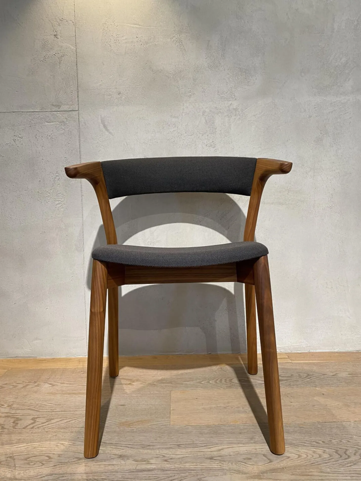 2er Set Stuhl Embra Stoff Steelcut Trio 383 Grau Gestell Nussbaum Natur Lackiert