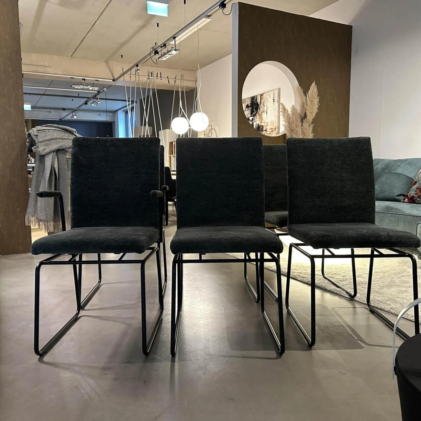 6er Set Stuhl Filon Stoff Cloud Hunter 156 Grün Kufengestell Metall Schwarz Tiefmatt Pulverbeschichtet Mit Schwingmechanik