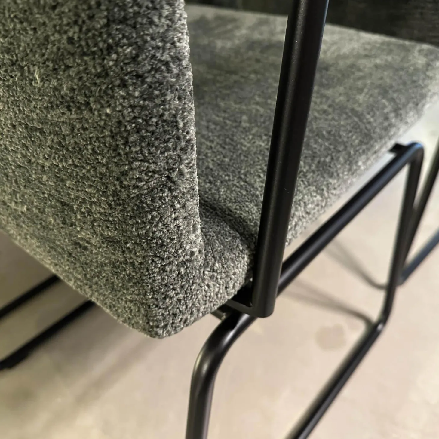 6er Set Stuhl Filon Stoff Cloud Hunter 156 Grün Kufengestell Metall Schwarz Tiefmatt Pulverbeschichtet Mit Schwingmechanik