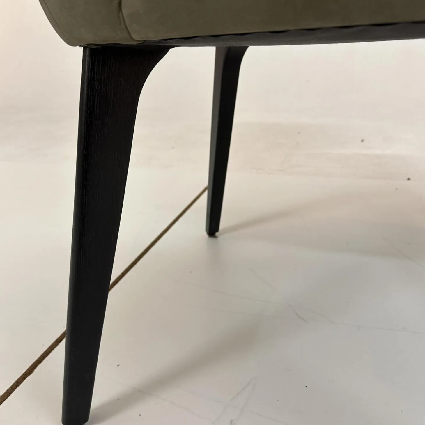 2er Set Stuhl George Bezug Leder L9999F Velvet Grau Braun Holzgestell Füße Schwarz Gebeizt