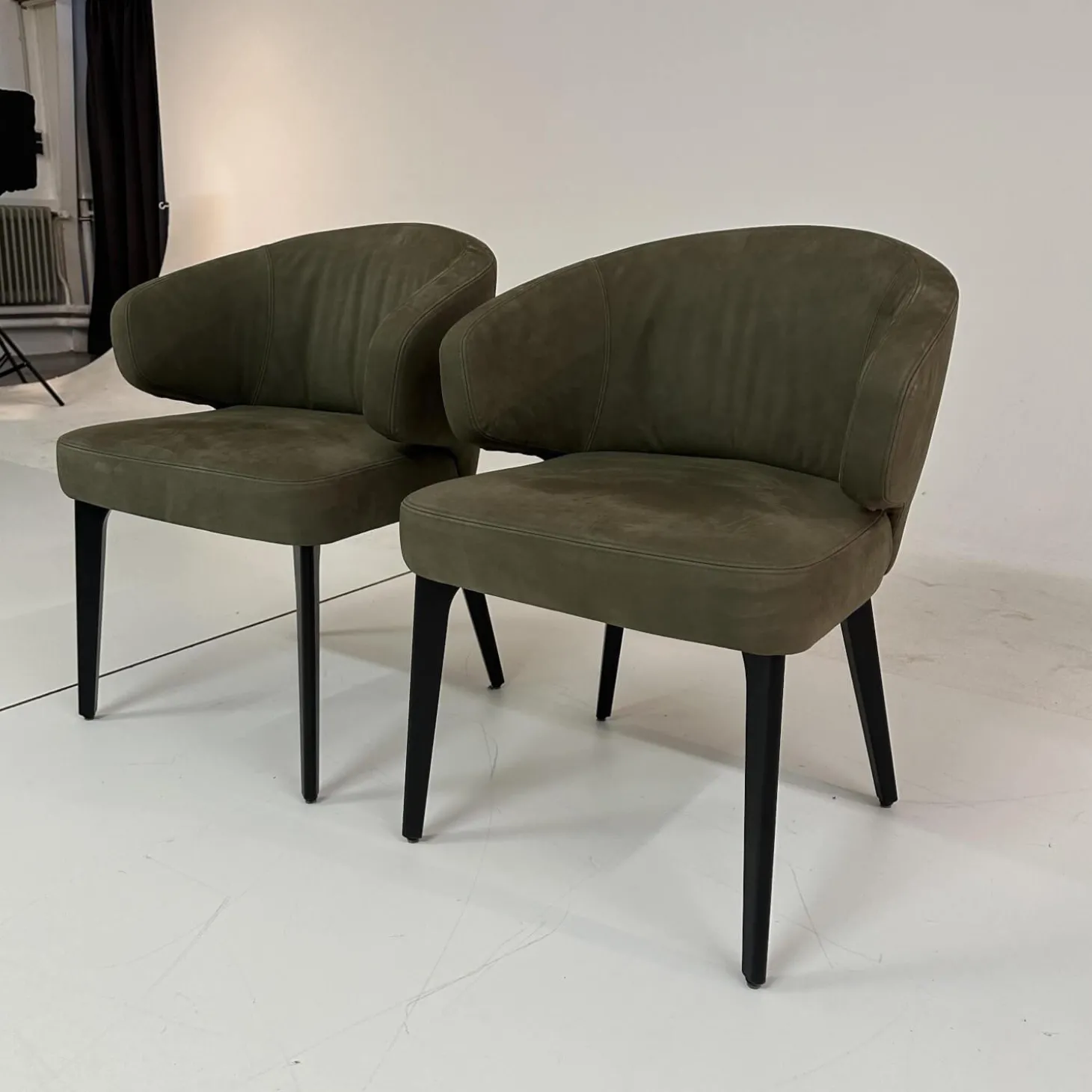 2er Set Stuhl George Bezug Leder L9999F Velvet Grau Braun Holzgestell Füße Schwarz Gebeizt