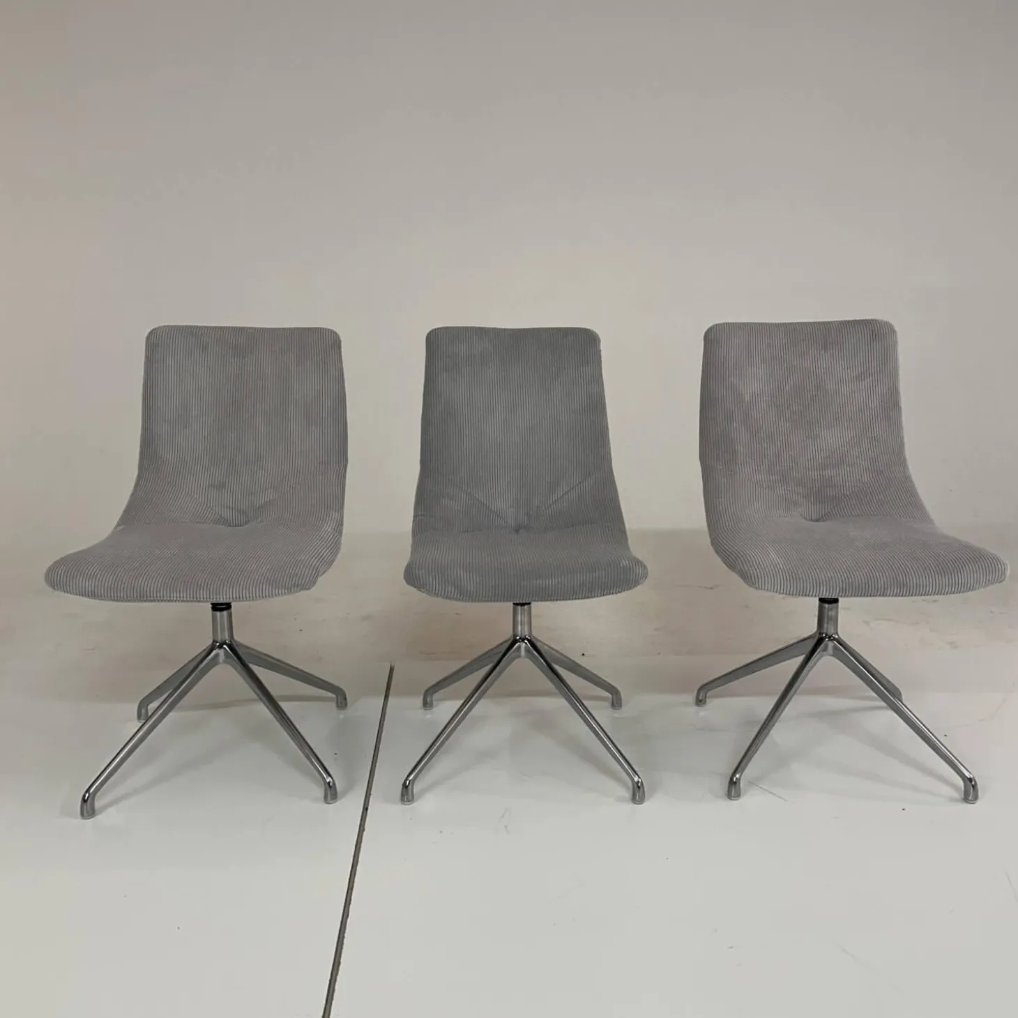 3er Set Stuhl Jona Ohne Armlehne Bezug U9999E Grau Fußkreuz Chrom Mit Drehbeschlag