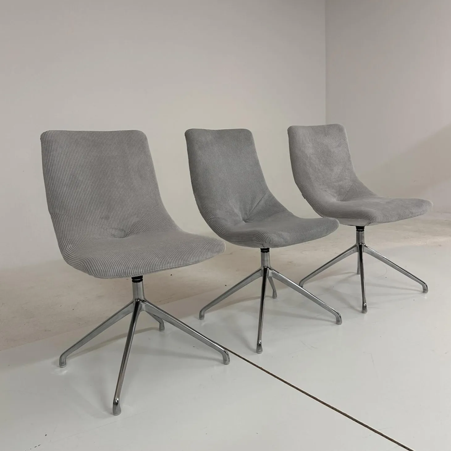 3er Set Stuhl Jona Ohne Armlehne Bezug U9999E Grau Fußkreuz Chrom Mit Drehbeschlag