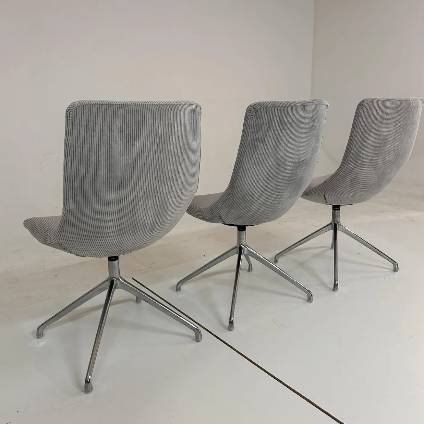 3er Set Stuhl Jona Ohne Armlehne Bezug U9999E Grau Fußkreuz Chrom Mit Drehbeschlag