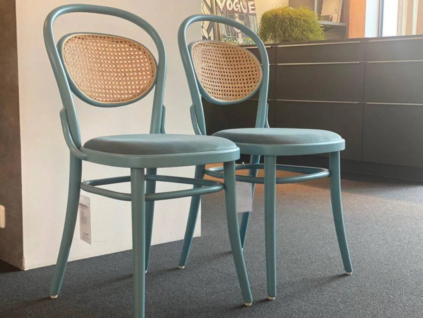 2er Set Stuhl Nr.20 Sitz Gepolstert Buche Lackiert Opal Blau Rückenlehne Rohrgeflecht