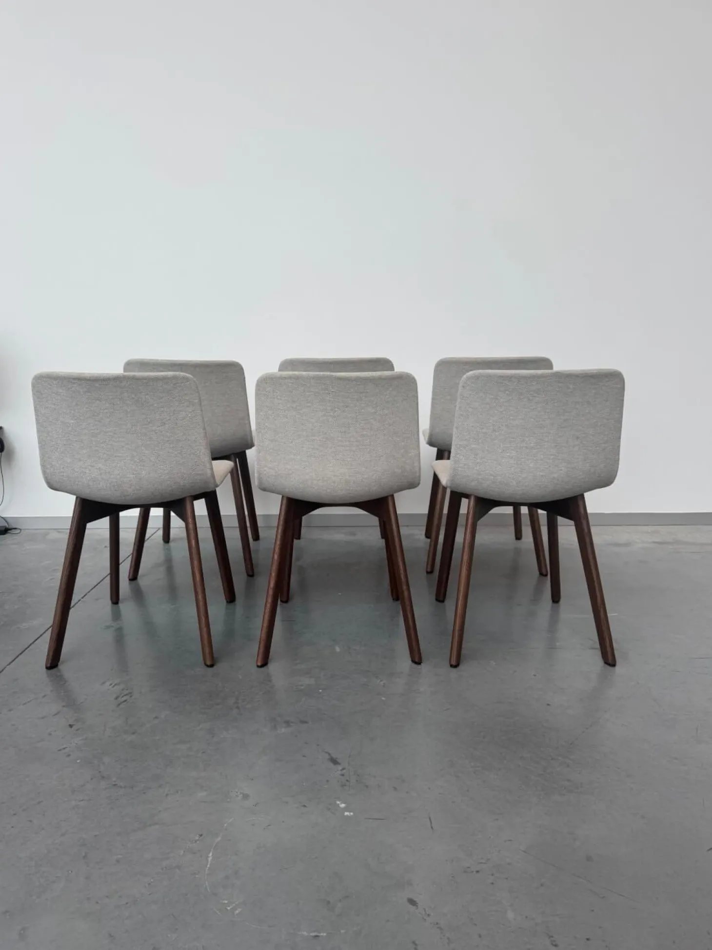 6er Set Stuhl Pato Stoff Kvadrat Clay 0012 Grau Gestell Geräucherte Eiche Gebeizt Und Lackiert Mit Gleitern