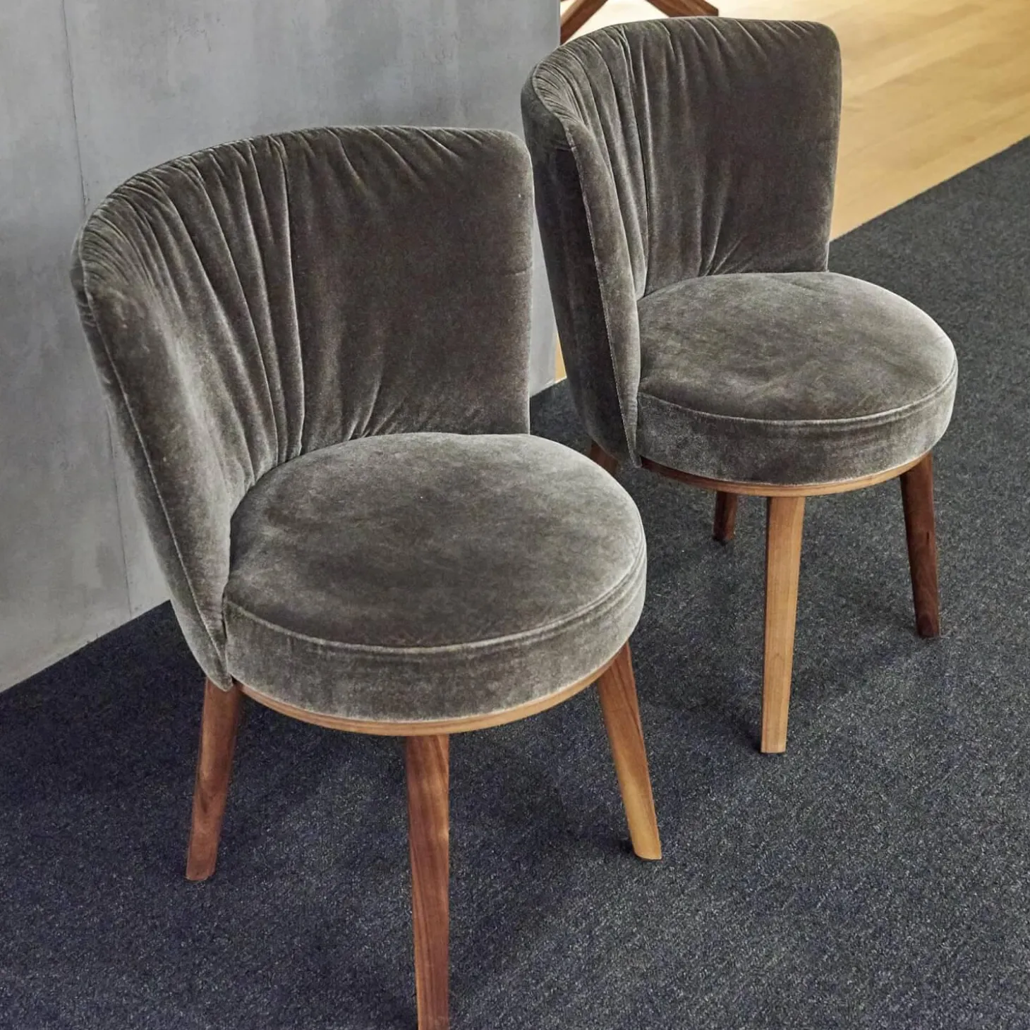 2er Set Stuhl Polo Cocktail Stoff Emilia B-121 Untergestell Nussbaum Geölt Mit Drehfunktion Und Rückholmechanik