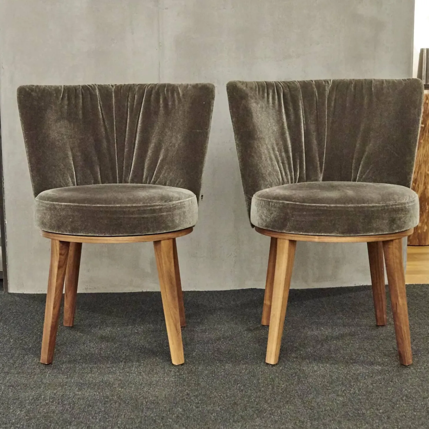 2er Set Stuhl Polo Cocktail Stoff Emilia B-121 Untergestell Nussbaum Geölt Mit Drehfunktion Und Rückholmechanik