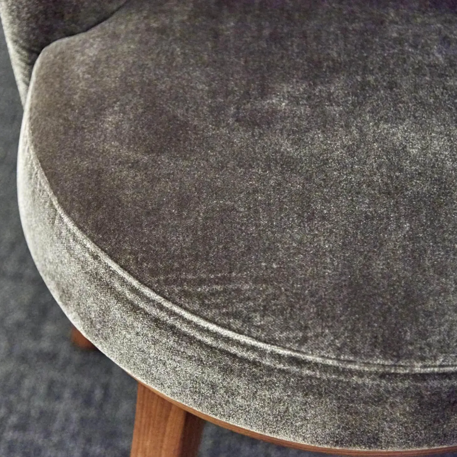 2er Set Stuhl Polo Cocktail Stoff Emilia B-121 Untergestell Nussbaum Geölt Mit Drehfunktion Und Rückholmechanik