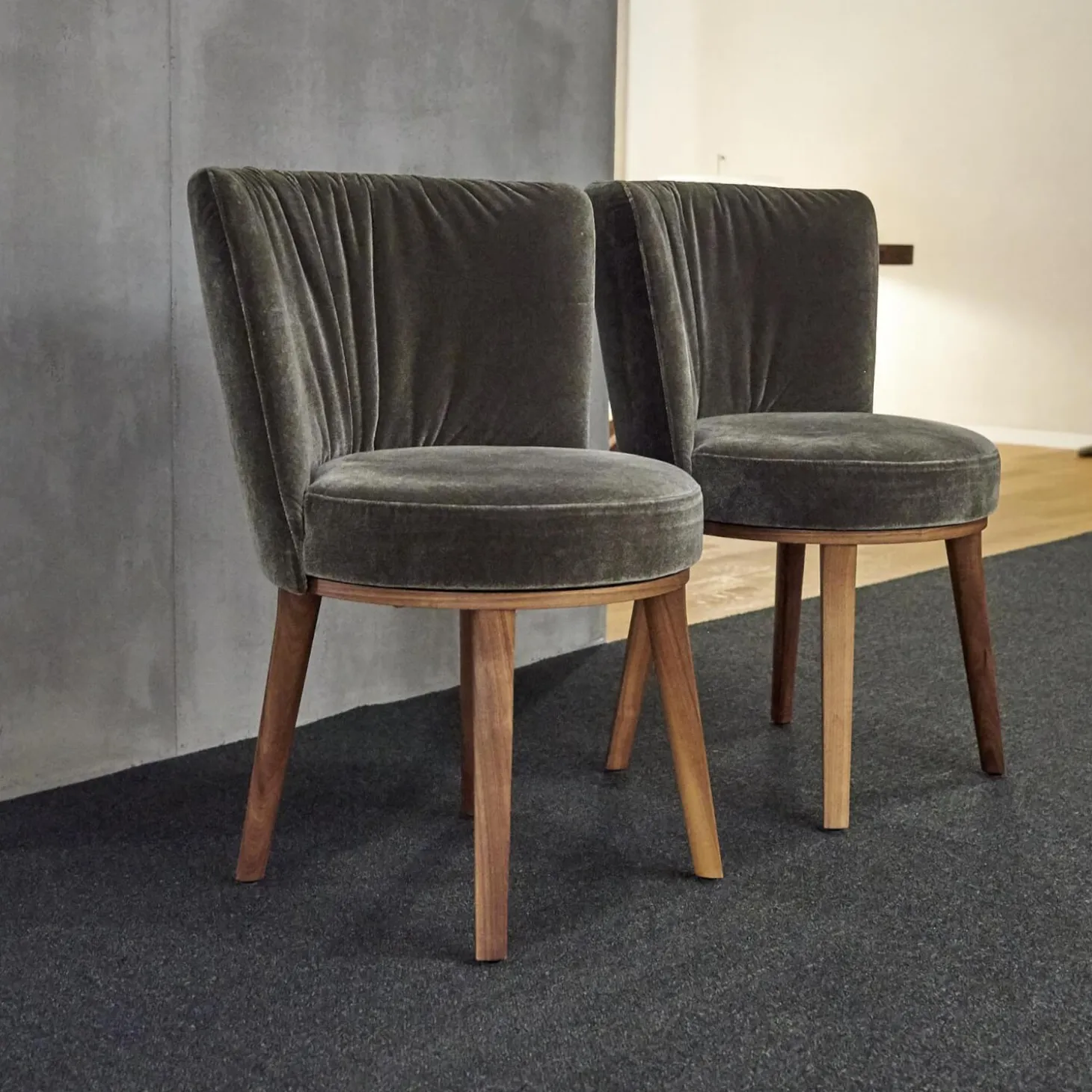 2er Set Stuhl Polo Cocktail Stoff Emilia B-121 Untergestell Nussbaum Geölt Mit Drehfunktion Und Rückholmechanik